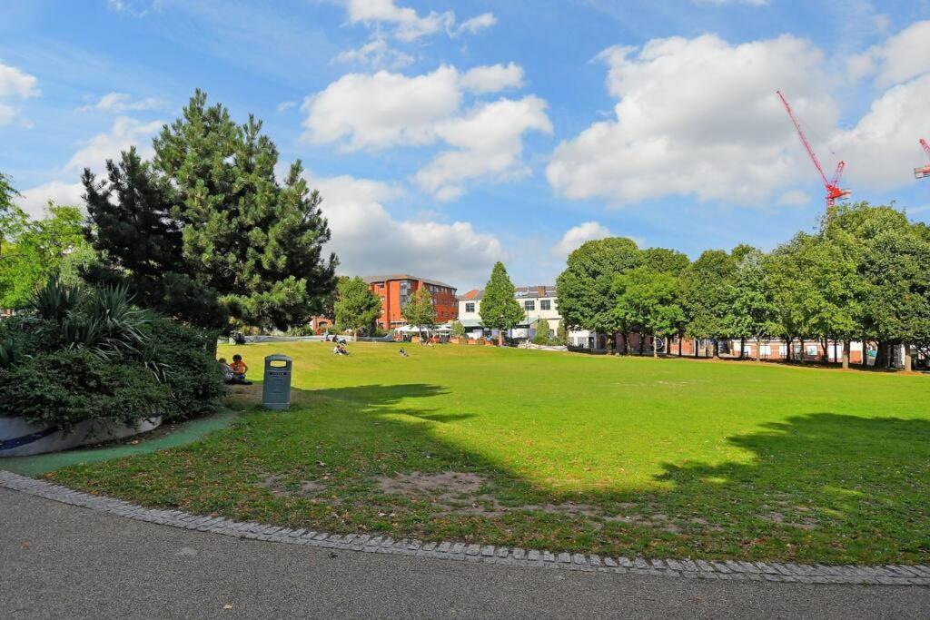 Perfectly Located City Centre Studio Apartment - West One With Free Wifi, Gym Access, Netflix Sheffield Extérieur photo